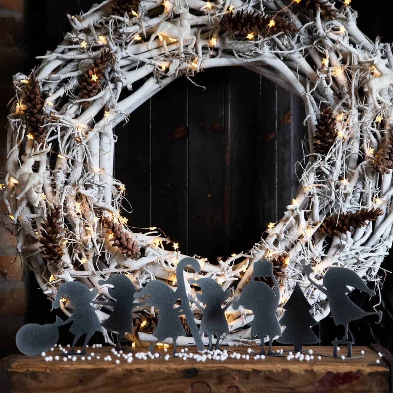 Skrzat Gnom z Prezentem - Urocza Figurka Świąteczna na Stół Bożonarodzeniowy - zdjęcie 4 - Kapaga