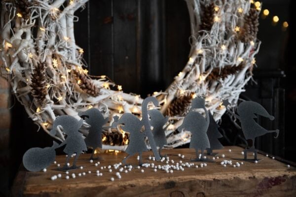 Skrzat Gnom z Prezentem - Urocza Figurka Świąteczna na Stół Bożonarodzeniowy - zdjęcie 3 - Kapaga