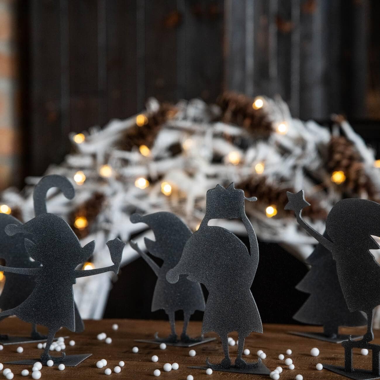 Skrzat Gnom z Prezentem - Urocza Figurka Świąteczna na Stół Bożonarodzeniowy - zdjęcie 2 - Kapaga