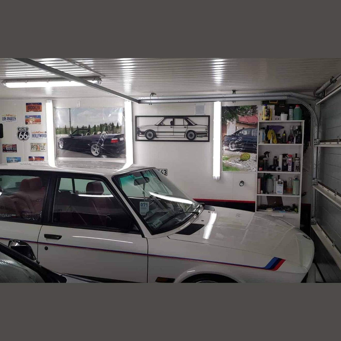 BMW M5 E28 - Metalowe Panele Ścienne Dekoracyjne dla Miłośników Klasycznych Samochodów - Kapaga