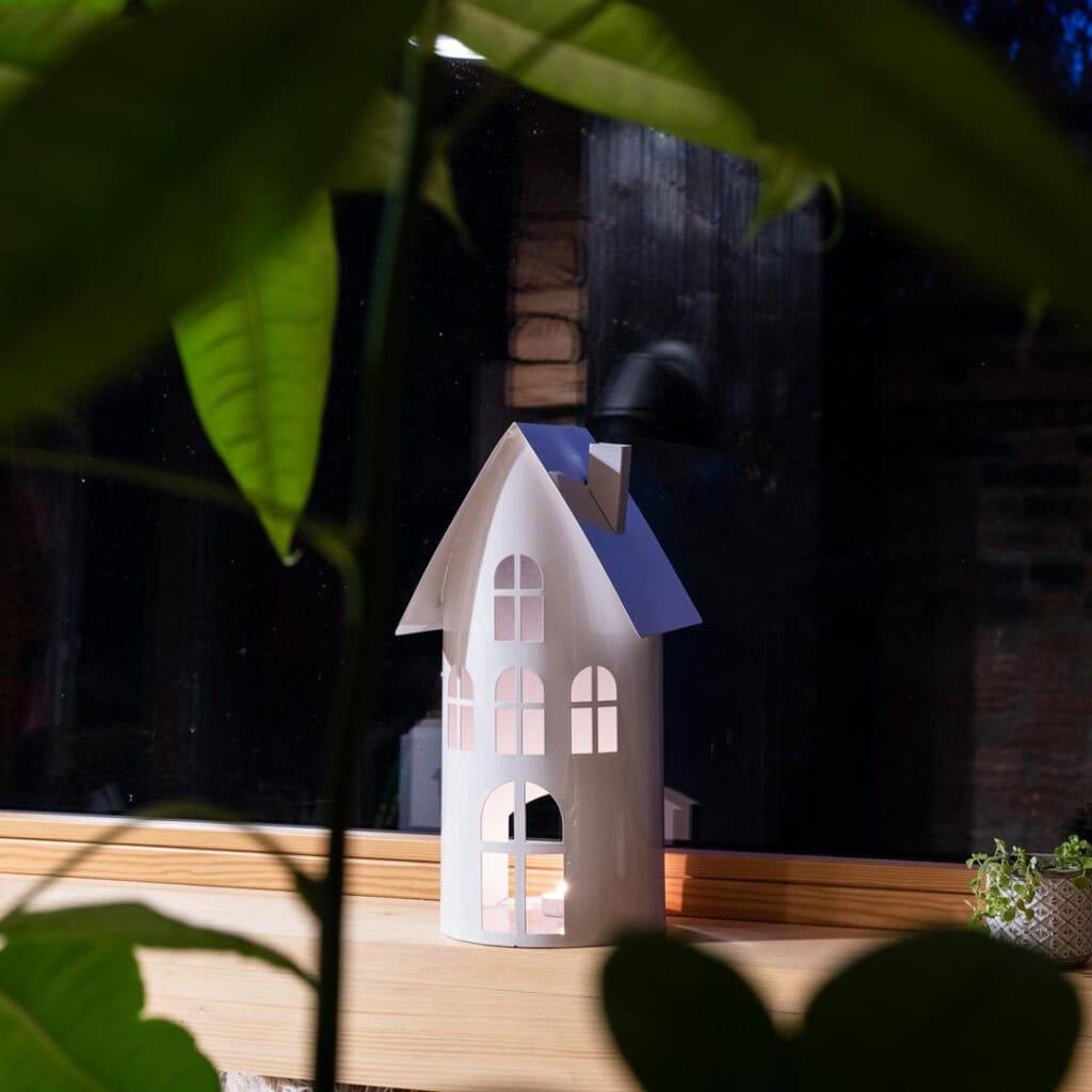 Biały Lampion LED Domek - Metalowy, Rustykalny Styl Loft - Kapaga